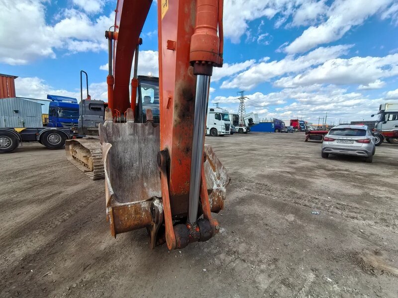 HITACHI ZX200 Экскаватор — фото 5