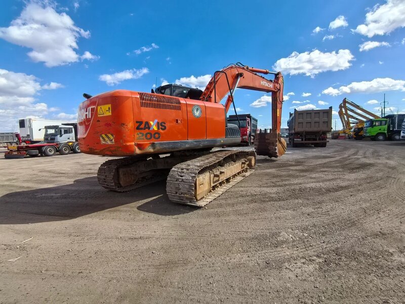 HITACHI ZX200 Экскаватор — фото 8