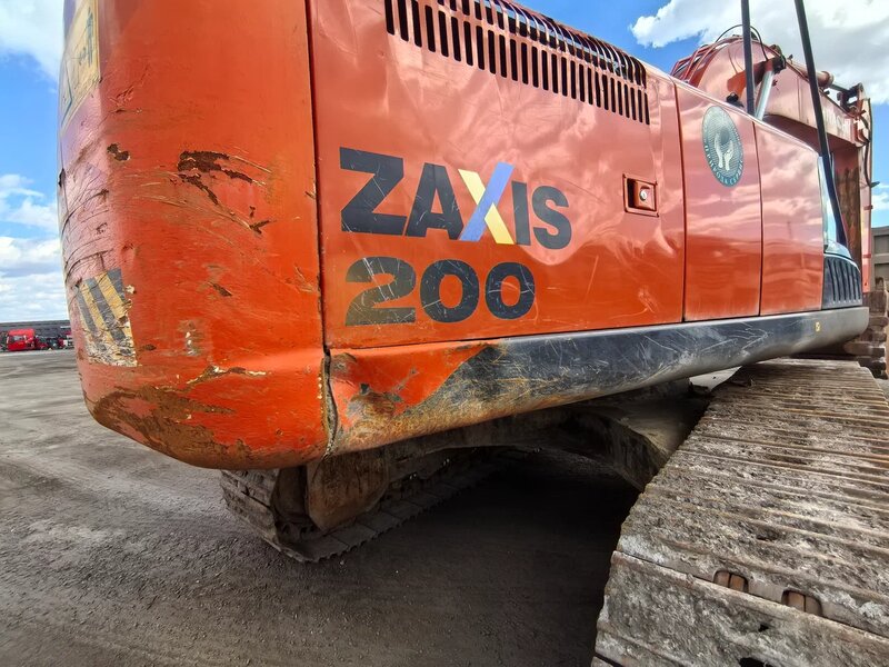 HITACHI ZX200 Экскаватор — фото 9