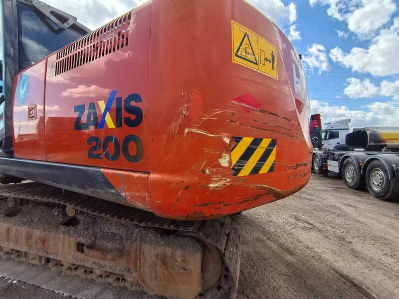 HITACHI ZX200 Экскаватор — фото 11