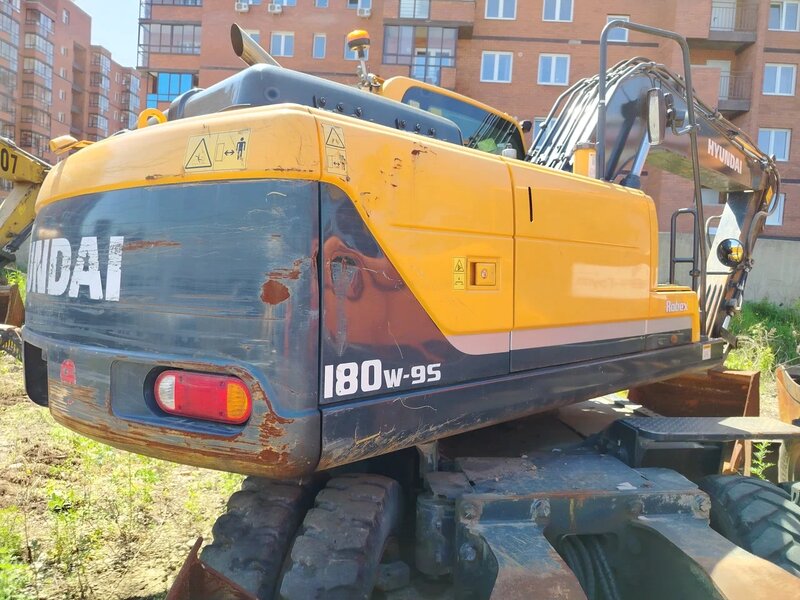 Hyundai R180 Экскаватор колесный — фото 4