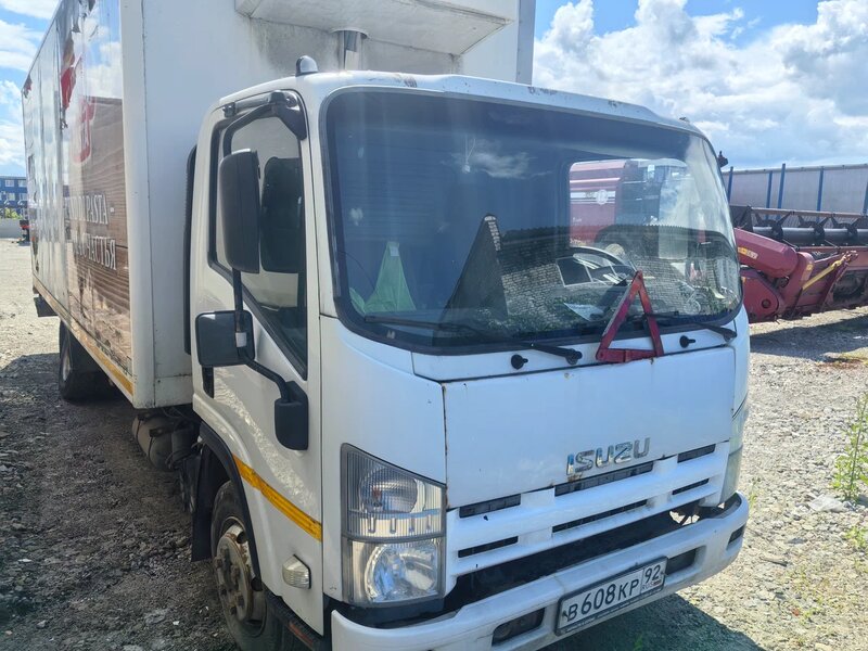 Isuzu ELF 9.5 (NQR) Изотермический/рефрижератор с гидробортом — фото 1