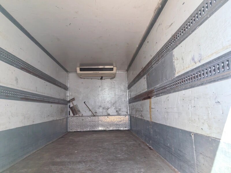 Isuzu ELF 9.5 (NQR) Изотермический/рефрижератор с гидробортом — фото 6