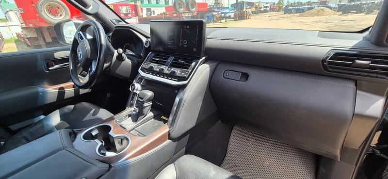 Toyota LAND CRUISER 300 — фото 10