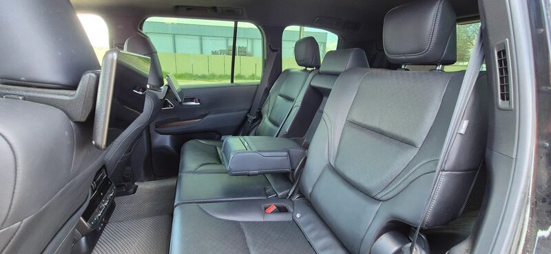 Toyota LAND CRUISER 300 — фото 11