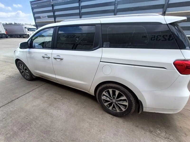 Kia Carnival — фото 4