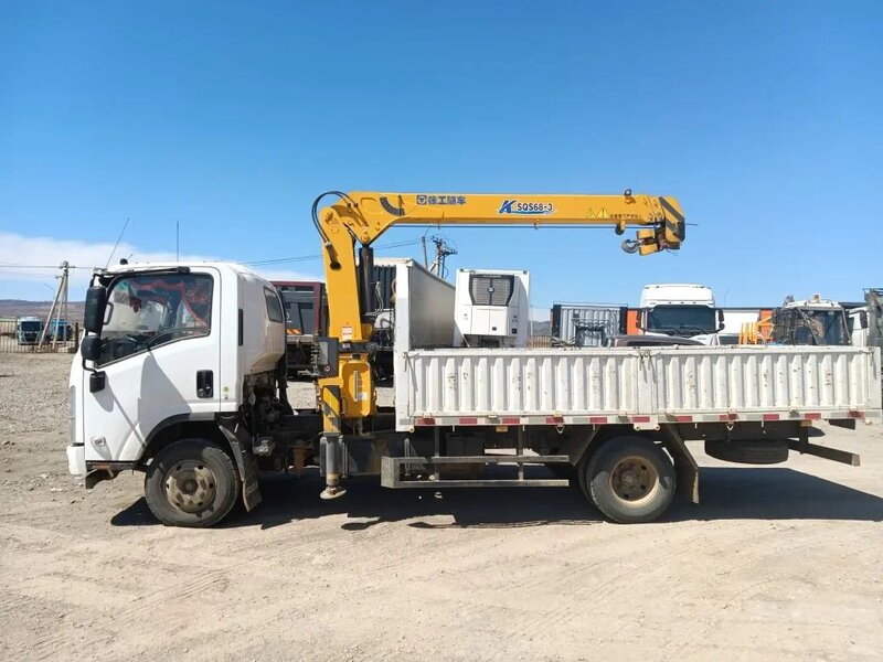 Isuzu ELF 8.3 Бортовой с КМУ — фото 4