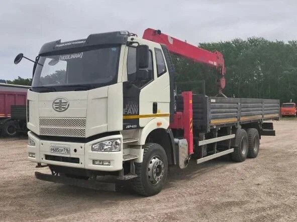 FAW J6 6x4 Бортовой с КМУ — фото 2