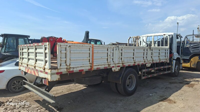 Isuzu Giga 4x2 Бортовой с КМУ — фото 6