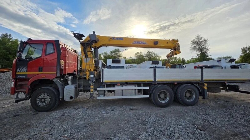 FAW J6 6x4 Бортовой с КМУ — фото 4