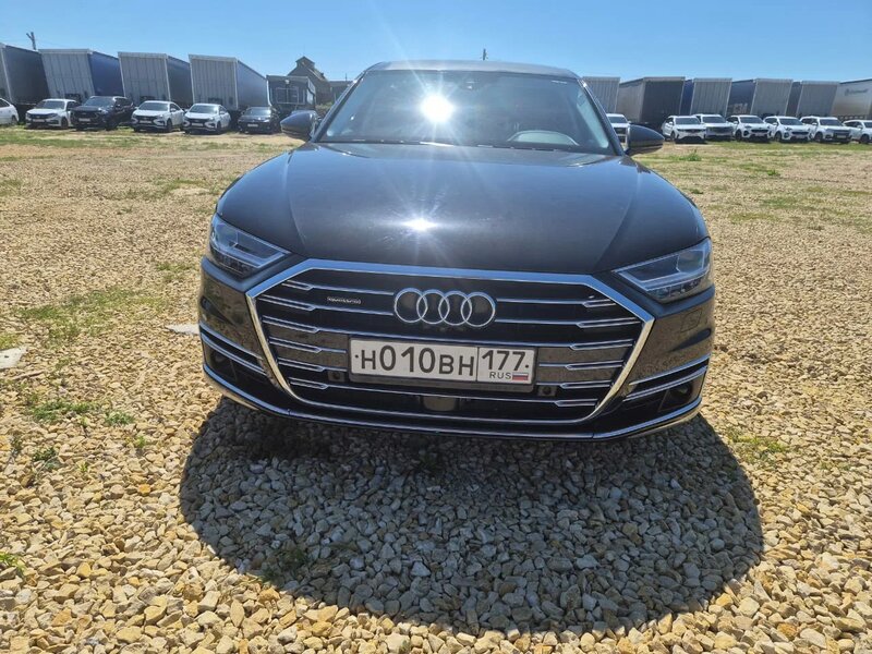 Audi A8L — фото 1